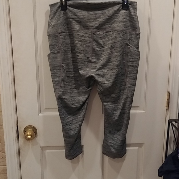 XL HDE black & white workout Capri's - Picture 3 of 3